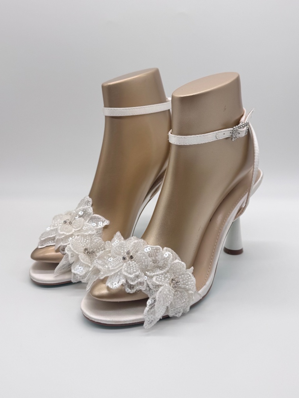 Betsey Johnson SB-Cali Ivory Bridal Floral Lace Sequin Heels Sandals Size 9M
